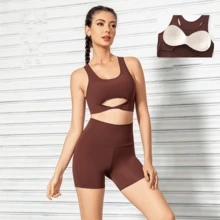 Conjunto de dos piezas de ropa interior deportiva para mujer, confeccionado en tela de seda de hielo refrescante, transpirable y cómoda, con diseño de espalda descubierta. Ideal para mujeres de 70 a 130 kg que practican actividades como correr, yoga o entrenamientos.   El sutién ofrece soporte antiescoteo, efecto de acercamiento y sensación de "piel desnuda". El conjunto incluye pantalones cortos de yoga que garantizan libertad de movimiento. Perfecto para combinar comodidad, funcionalidad y estilo en rutinas deportivas. - Negro - Ver 3