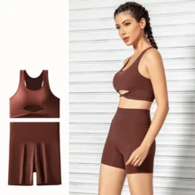 Conjunto de dos piezas de ropa interior deportiva para mujer, confeccionado en tela de seda de hielo refrescante, transpirable y cómoda, con diseño de espalda descubierta. Ideal para mujeres de 70 a 130 kg que practican actividades como correr, yoga o entrenamientos.   El sutién ofrece soporte antiescoteo, efecto de acercamiento y sensación de "piel desnuda". El conjunto incluye pantalones cortos de yoga que garantizan libertad de movimiento. Perfecto para combinar comodidad, funcionalidad y estilo en rutinas deportivas. - Rosado Sandía - Ver 9