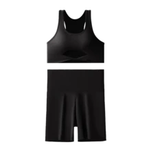 Conjunto de dos piezas de ropa interior deportiva para mujer, confeccionado en tela de seda de hielo refrescante, transpirable y cómoda, con diseño de espalda descubierta. Ideal para mujeres de 70 a 130 kg que practican actividades como correr, yoga o entrenamientos.   El sutién ofrece soporte antiescoteo, efecto de acercamiento y sensación de "piel desnuda". El conjunto incluye pantalones cortos de yoga que garantizan libertad de movimiento. Perfecto para combinar comodidad, funcionalidad y estilo en rutinas deportivas. - Negro - Ver 2