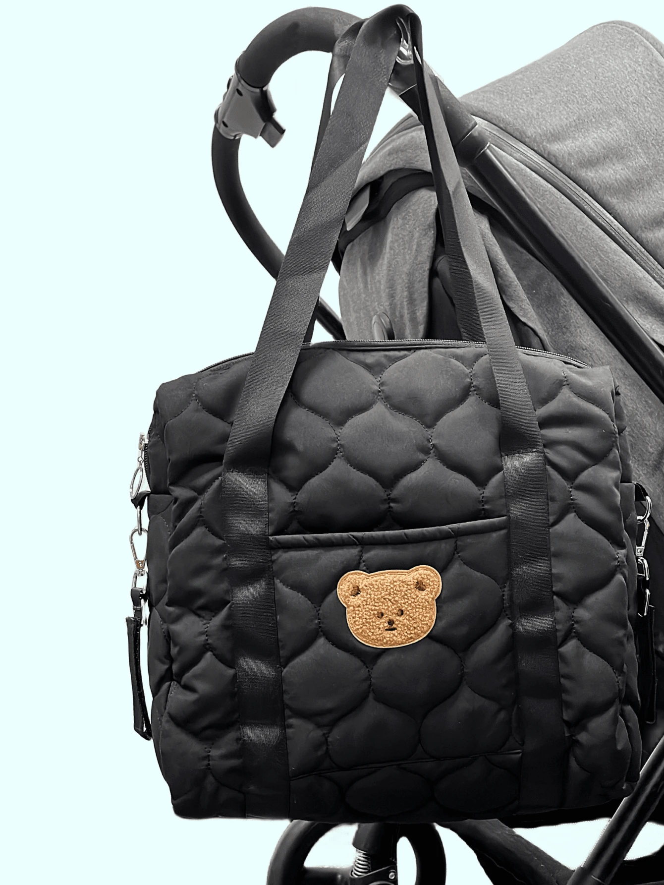 حقيبة الأم ذات المشبكين، ممكن تعليقها على عربة الأطفال، بجيوب، حقيبة كتف مع دب، منظم حفاضات وقناني الحليب، مناسبة للخروجات اليومية طوال العام