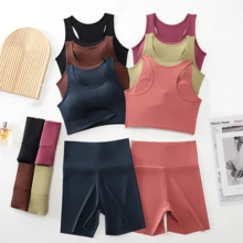 Conjunto de dos piezas de ropa interior deportiva para mujer, confeccionado en tela de seda de hielo refrescante, transpirable y cómoda, con diseño de espalda descubierta. Ideal para mujeres de 70 a 130 kg que practican actividades como correr, yoga o entrenamientos.   El sutién ofrece soporte antiescoteo, efecto de acercamiento y sensación de "piel desnuda". El conjunto incluye pantalones cortos de yoga que garantizan libertad de movimiento. Perfecto para combinar comodidad, funcionalidad y estilo en rutinas deportivas. - Negro - Ver 6