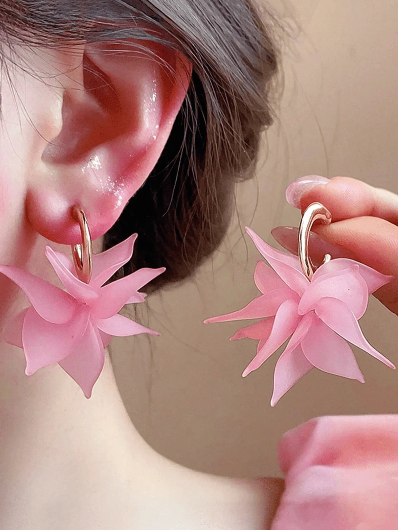 1 对优雅花卉 C 形环状耳环，高端时尚度假风格耳环