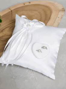 Pernă personalizată pentru verighete, pernă albă pătrată cu mugure de inel, suport pentru inele în formă de inimă cu camelie pentru accesorii de nuntă, potrivită pentru depozitarea inelelor de mireasă, depozitarea inelelor de cuplu, articole promoționale pentru magazine de bijuterii. Personalizabilă cu fotografii, nume, data nunții, sigla magazinului de bijuterii.