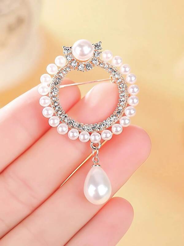 1 pièce Broche couronne de fleurs de perles, épingle en alliage ornée de strass élégante, nouveau design pour femmes, en gros direct d'usine