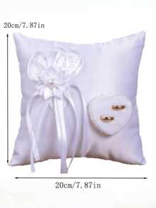 Pernă personalizată pentru verighete, pernă albă pătrată cu mugure de inel, suport pentru inele în formă de inimă cu camelie pentru accesorii de nuntă, potrivită pentru depozitarea inelelor de mireasă, depozitarea inelelor de cuplu, articole promoționale pentru magazine de bijuterii. Personalizabilă cu fotografii, nume, data nunții, sigla magazinului de bijuterii.