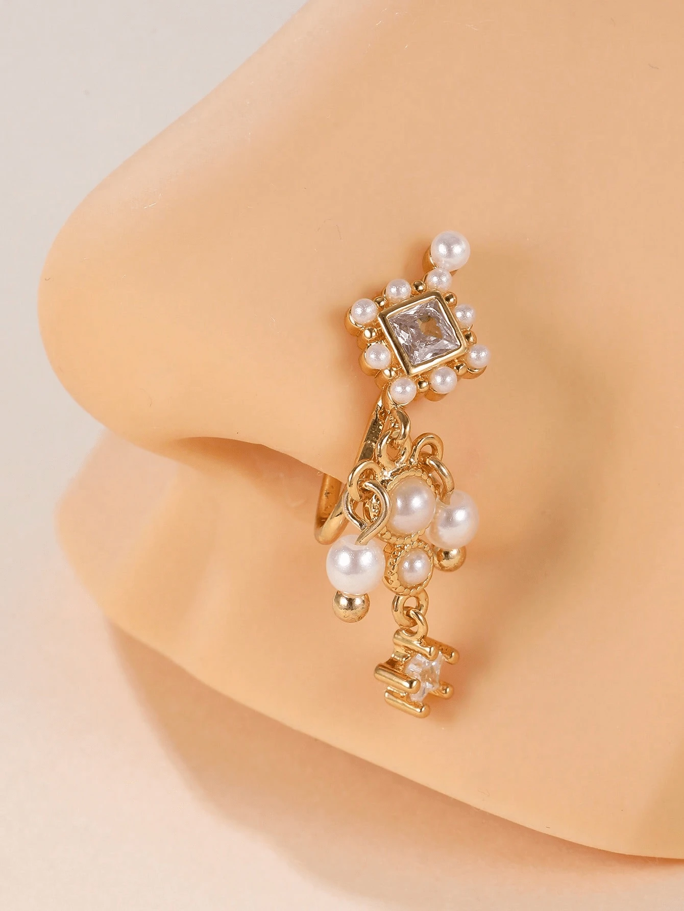 1 Pezzo Anello Finto Per Naso Incantato In Rame Con Decorazioni A Forma Di Diamante Geometrico E Nappa A Perla Finta E Zirconi Cubici Per Donne-fregio Di Lusso Per Appuntamenti