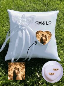 Pernă personalizată pentru verighete, pernă albă pătrată cu mugure de inel, suport pentru inele în formă de inimă cu camelie pentru accesorii de nuntă, potrivită pentru depozitarea inelelor de mireasă, depozitarea inelelor de cuplu, articole promoționale pentru magazine de bijuterii. Personalizabilă cu fotografii, nume, data nunții, sigla magazinului de bijuterii.