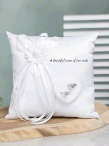 Pernă personalizată pentru verighete, pernă albă pătrată cu mugure de inel, suport pentru inele în formă de inimă cu camelie pentru accesorii de nuntă, potrivită pentru depozitarea inelelor de mireasă, depozitarea inelelor de cuplu, articole promoționale pentru magazine de bijuterii. Personalizabilă cu fotografii, nume, data nunții, sigla magazinului de bijuterii.