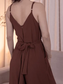 LONG OVERALL WITH THIN STRAP WITH ADJUSTABLE BOW AT THE WAIST WITH PADS