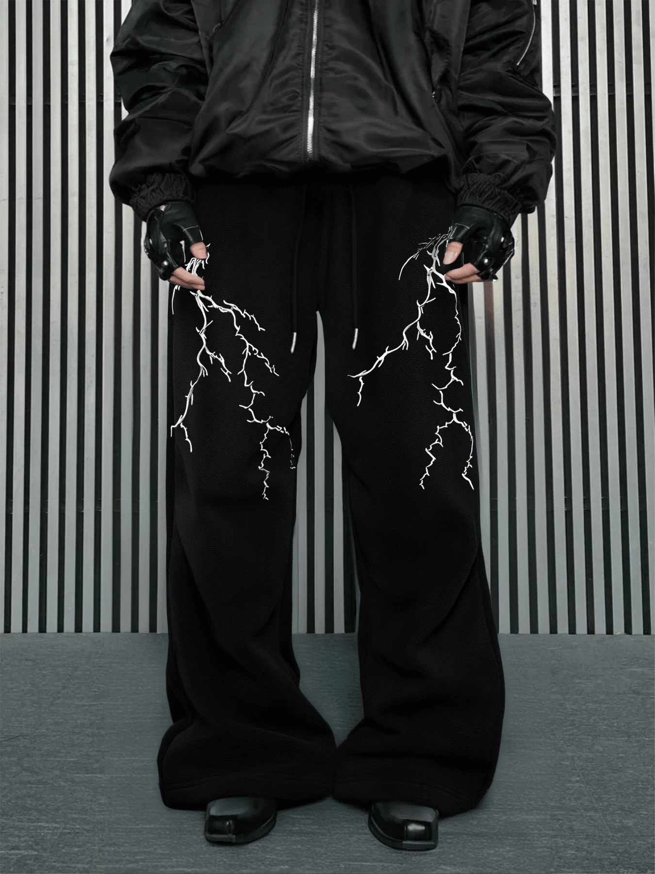 闪电印花直筒运动裤，宽松版型，男女通用，街头休闲，四季舒适 - 黑色 - 查看 1