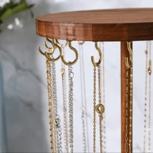 Soporte de madera natural de estilo simple con 18 agujeros para exhibir collares, colgantes, pulseras y joyería para escaparate de tienda de joyería - Multicolor - Ver 3