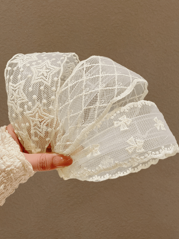 3 Donne dal temperamento elegante, gentile e versatile. Fascia per capelli larga in pizzo bianco a forma di stella e fiocco a quadri, adatta per uso quotidiano. Adatta per casa, scuola, vacanze al mare, lavoro, pendolarismo, feste, vacanze, regalo di compleanno, inizio scuola, San Valentino, Festa della Mamma, matrimonio, festival musicali, laurea