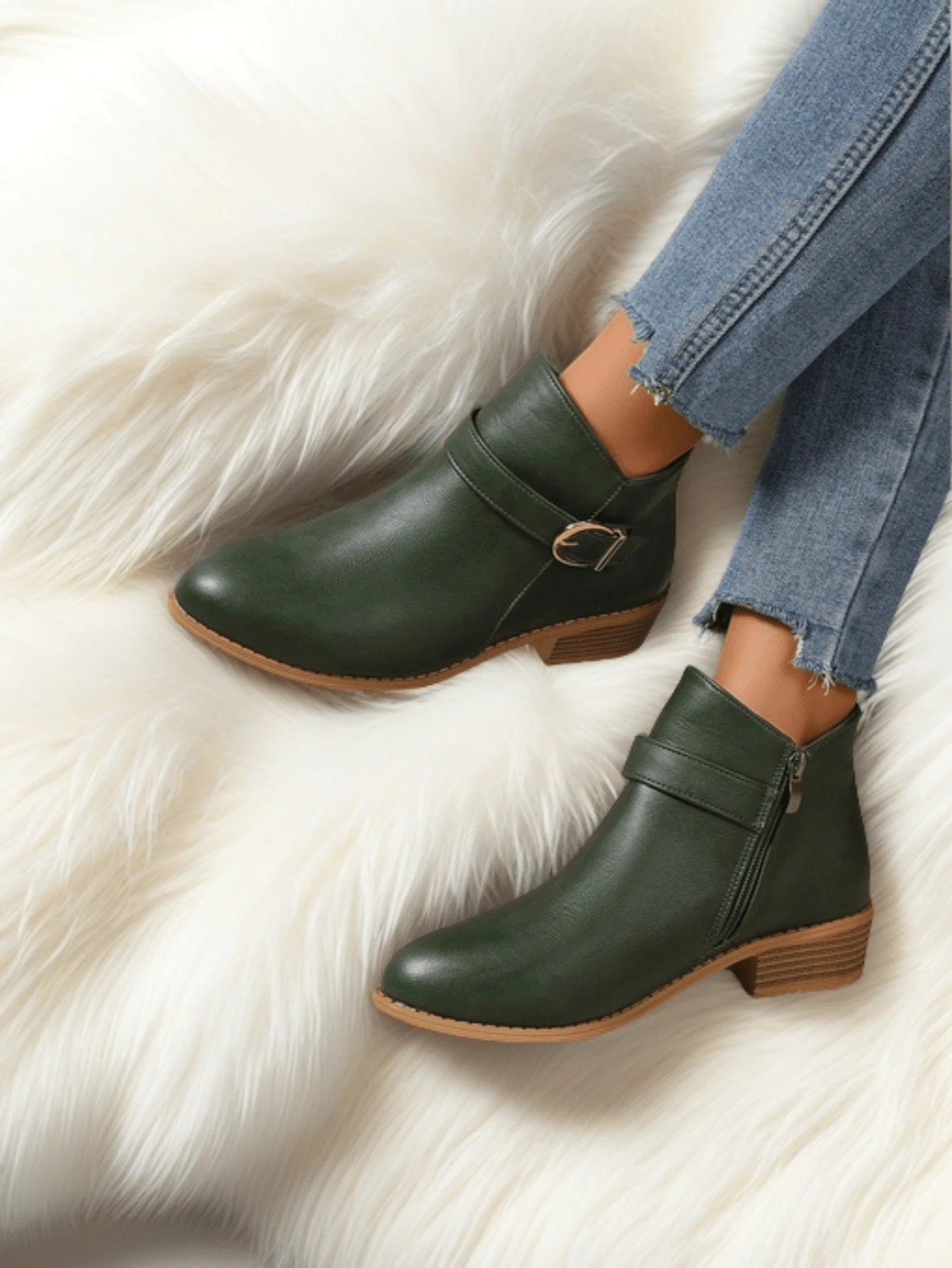 女士现代简约高品质绿色真皮踝靴，秋冬季百搭英伦风尖头踝靴，秋冬季女士侧拉链金属扣踝靴，欧美网红踝靴，坡跟，适合秋季、冬季、大学/度假风格穿着