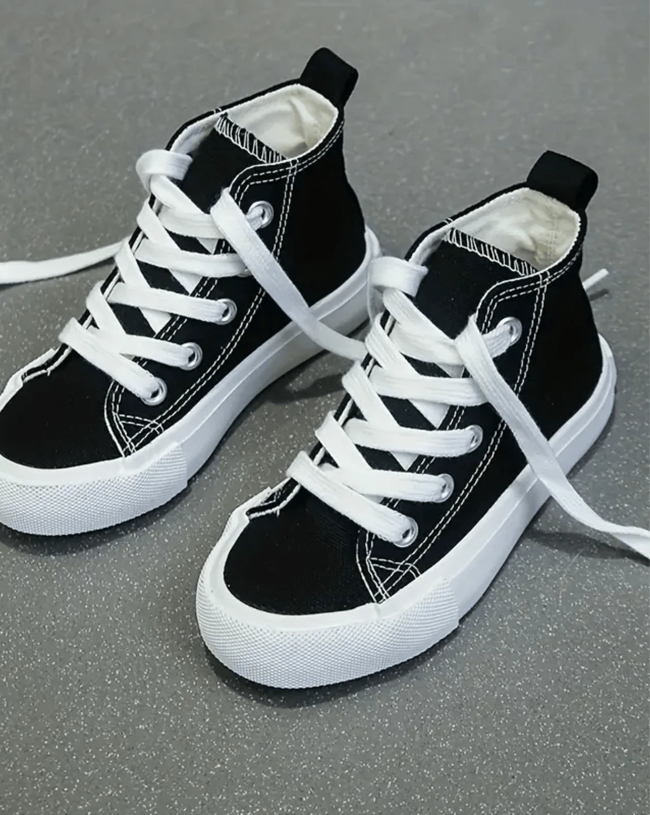 1 par de Tenis deporticos de niño de moda, Suela Antidelizante Cómodos al caminar 12- 21 mx Calidad premium Colores Versatiles Color Negro Blanco Rojo Naranja - Blanco y Negro - Ver 1