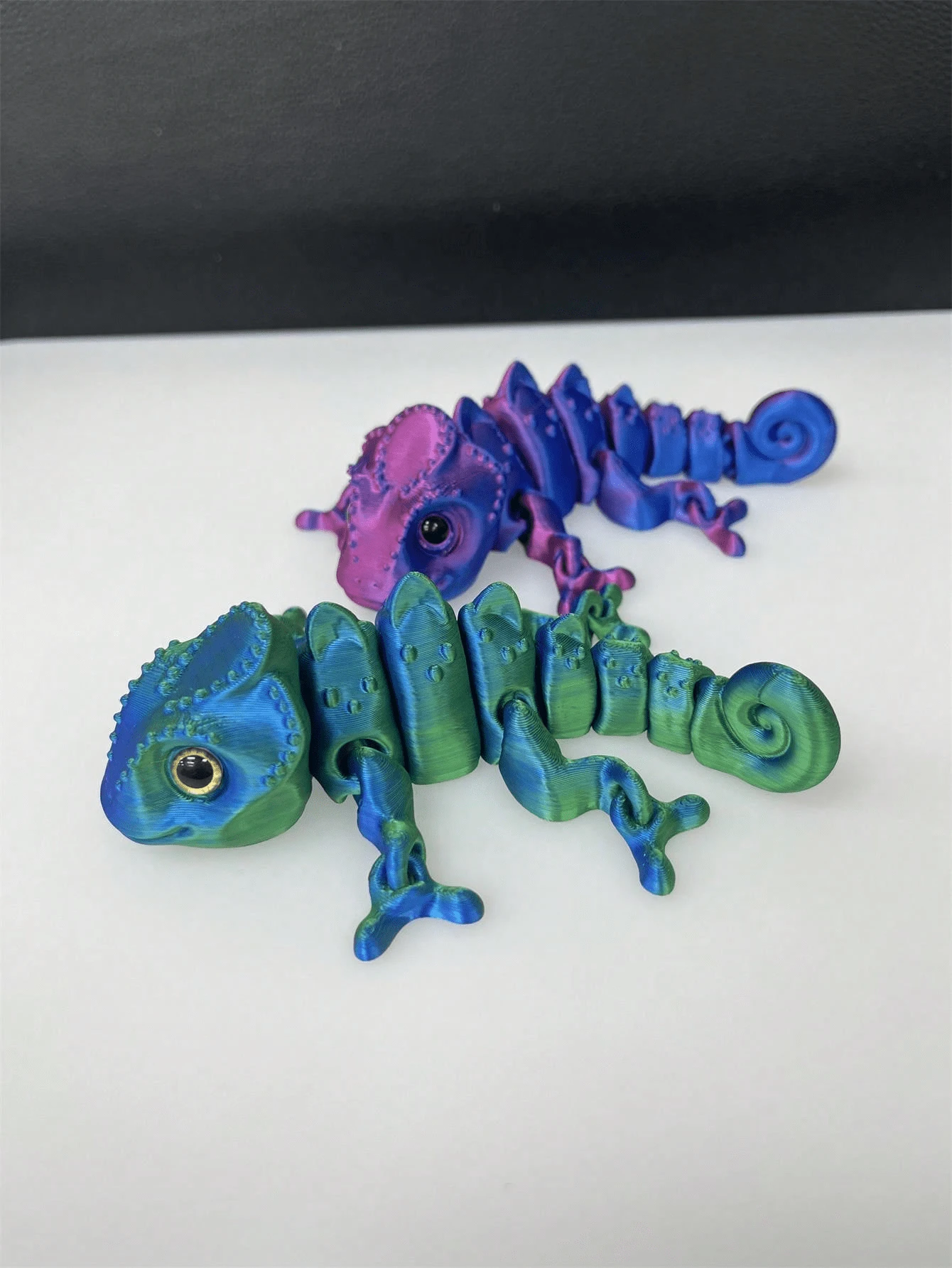 Mô hình tắc kè hoa 3D in hình gradient màu cầu vồng sống động như thật - Món quà hoàn hảo cho bạn bè và gia đình - Trang trí bàn làm việc nghệ thuật - Chân tay linh hoạt - Thích hợp cho các bữa tiệc và trưng bày ngoài trời - Làm bằng nhựa, màu mắt ngẫu nhiên - Nhiều màu - Xem 1