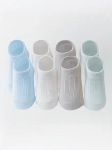 4双男婴袜子，袜底防滑，适合宝宝四季穿着。