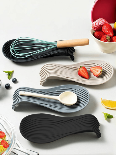 1/2 Stück Küchen Silikon Löffel Pad in zwei stylischen Farben, Schwarz und Grau. Sie sind aus hochwertigem Silikon gefertigt, das weich und langanhaltend ist. Perfekt zum Abstellen von Löffeln, sie schützen Ihre Küchenarbeitsplatten vor Verschüttungen und Flecken.