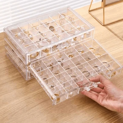 Organizador de acrílico com três gavetas pra joias e acessórios.