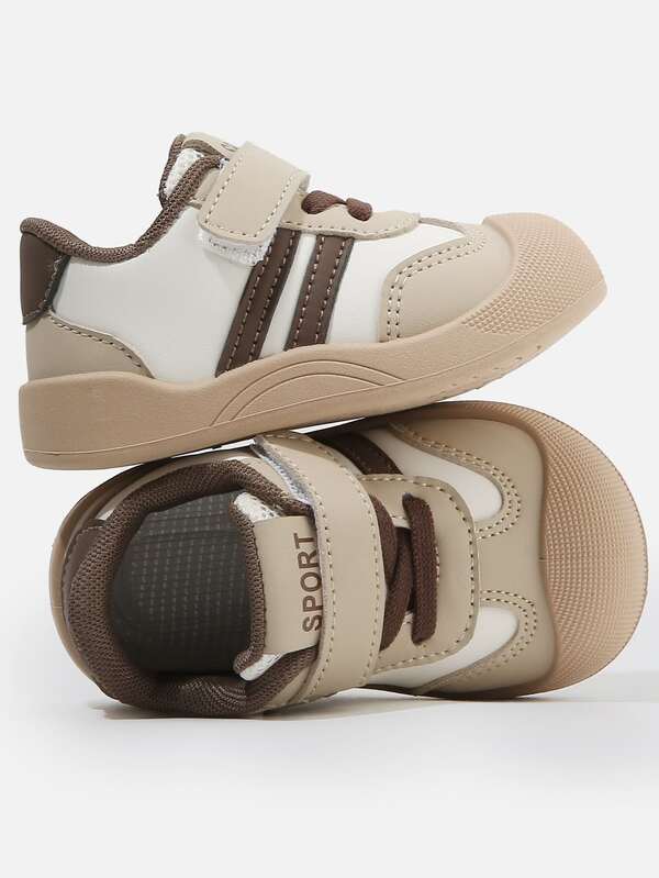 1 双幼儿运动鞋，条纹装饰，皮革材质，防滑，脚趾保护，钩环带，平跟，休闲风格，适合日常户外散步