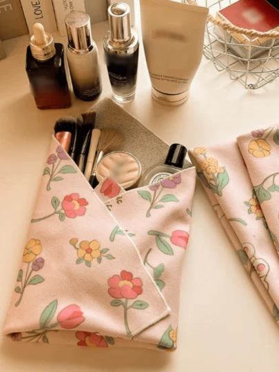 1pc Self-Adhesive Magic Cloth Makeup Bag &Cat Wrapping Cloth Inner Packaging Magic Cloth Photography Lens Storage Pleated Cloth Self-Adhesive Cloth,Animal Elements,Multi-Purpose, Wrist Guard, Cup Sleeve, Makeup Bag, Sticks Firmly, Soft Fabric, Won't Fall Off .Suitable For Travel Storage, Commuting, Outdoor And More Make Up Bag