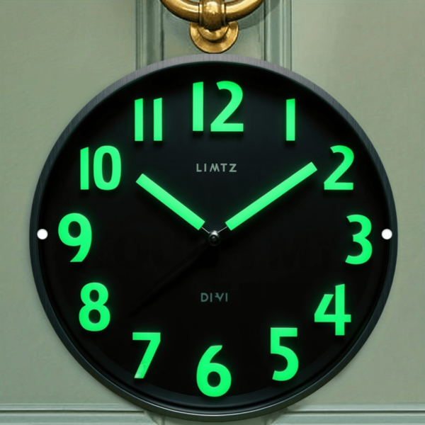 Reloj de pared plano de metal 2D con números y manecillas luminosos en verde, esfera negra - Decoración moderna para el hogar, placa conmemorativa, diseño clásico, sin batería, decoración atemporal | Decoración de metal, reloj de pared para sala de estar, colocación aleatoria de agujeros planos 2D