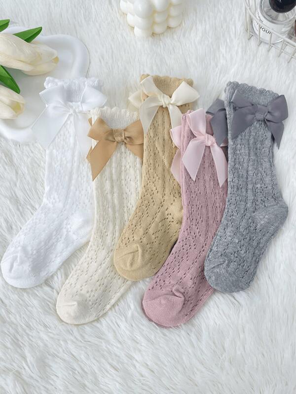 5 paia di calzini per bambine con fiocco, adatti per neonati e bambini piccoli. Realizzati in tessuto di cotone con design a rete, sono traspiranti e confortevoli. Adorabili calzini lunghi per l'estate e l'autunno, inoltre anti-zanzare e adatti per attività all'aperto.