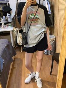 女士落肩短袖T恤，宽松中长款设计，卡通印花，时尚校园风，夏季休闲度假装扮 - 黑拼灰 - 查看 3