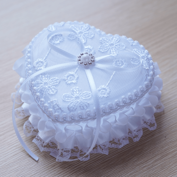 1pc Romantic Heart-Shaped Ring Box, White Embroidered Pattern Bride & Bridesmaid Ring Box, Storage Box, Wedding Ring Holder, Wedding Decor (Rings Not Included), Wedding Accessories, Holiday Gift, Handmade