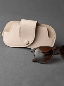 1 bolsa para óculos de pescoço, estojo para óculos, bolsa de couro sintético estilosa, suporte protetor fofo para óculos de sol, organizador portátil para óculos de viagem, capa protetora macia para óculos/óculos de sol, leve e compacto, acessório moderno, ideia de presente, armazenamento para óculos resistente a arranhões, perfeito para atividades ao ar livre, escritório, praia, carro, bolsa, academia e uso diário. Acessórios essenciais para viagem, bolsa de viagem, férias, volta às aulas, material escolar, óculos de sol feminino. - Multicolorido - Ver 9