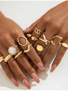 28 Stücke Set goldfarbener einfacher Strass-Herz-, Wellen-, und geometrischer Fingerringe, geeignet für den täglichen Gebrauch und Festivals von Frauen