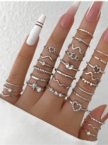 28 Stücke Set goldfarbener einfacher Strass-Herz-, Wellen-, und geometrischer Fingerringe, geeignet für den täglichen Gebrauch und Festivals von Frauen