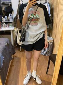 女士落肩短袖T恤，宽松中长款设计，卡通印花，时尚校园风，夏季休闲度假装扮 - 黑拼灰 - 查看 4