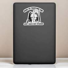 1 件上帝在考验我，而我却没有学习贴纸、搞笑浣熊表情包贴纸、可爱学习幽默乙烯基贴花、士气贴纸、笔记本电脑贴纸、水瓶贴花、耐用聚乙烯、工作幽默、日常使用、用于学校用品、返校