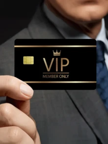 1张黑金VIP信用卡装饰贴纸，PVC材质，创意个性化超薄炫酷防指纹耐用信用卡保护贴，高品质，防刮擦，男女通用，适用于小型芯片卡、银行卡、信用卡、交通卡、学生证等。可用于DIY装饰，也可用于名人社交入场券和其他奢侈品配件。 - 彩色 - 查看 13