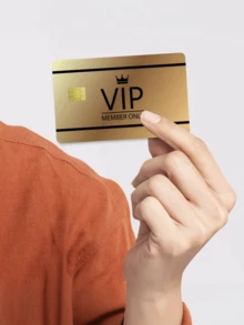 1张黑金VIP信用卡装饰贴纸，PVC材质，创意个性化超薄炫酷防指纹耐用信用卡保护贴，高品质，防刮擦，男女通用，适用于小型芯片卡、银行卡、信用卡、交通卡、学生证等。可用于DIY装饰，也可用于名人社交入场券和其他奢侈品配件。 - 彩色 - 查看 6