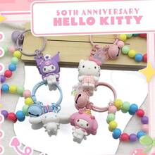 庆祝 Kawaii 50 周年！6 款标志性复古设计（1974-2024），饰以珐琅吊饰细节。限量收藏版，附全息周年纪念版！ - 彩色 - 查看 2