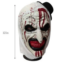 [Maschera da Pagliaccio di Ognissanti] Maschera da pagliaccio in lattice sintetico con cappello, 1 pezzo. Accessorio per costume da horror con testa intera per eventi di case infestate, rappresentazioni teatrali e feste a tema horror. Design sinistro da pagliaccio con dettagli di schizzi di sangue, cappuccio in tessuto bianco con bordi neri