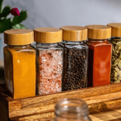 Boîte à épices en verre : un excellent outil pour ranger diverses épices, notamment des bocaux à épices en verre avec couvercles en bois, rangement d'épices de cuisine, tri des épices, verre, accessoires de cuisine, bocaux à épices transparents et boîtes à épices réutilisables