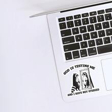 1 件上帝在考验我，而我却没有学习贴纸、搞笑浣熊表情包贴纸、可爱学习幽默乙烯基贴花、士气贴纸、笔记本电脑贴纸、水瓶贴花、耐用聚乙烯、工作幽默、日常使用、用于学校用品、返校