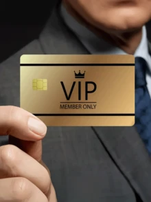 1张黑金VIP信用卡装饰贴纸，PVC材质，创意个性化超薄炫酷防指纹耐用信用卡保护贴，高品质，防刮擦，男女通用，适用于小型芯片卡、银行卡、信用卡、交通卡、学生证等。可用于DIY装饰，也可用于名人社交入场券和其他奢侈品配件。 - 彩色 - 查看 7