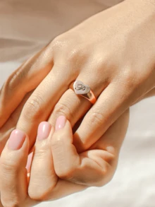 Anillo personalizado con letra en estilo inglés antiguo, anillo de sello dorado, anillo de sello de letra, anillo personalizado, anillo de letra personalizado, regalo de joyería para mamá - Corazón multicolor - Ver 8