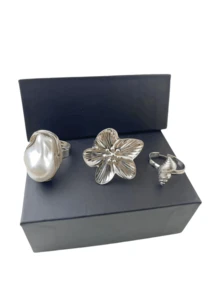 一套 3 枚海洋花朵风格开口戒指，打造时尚叠戴效果