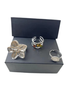 一套 3 枚海洋花朵风格开口戒指，打造时尚叠戴效果