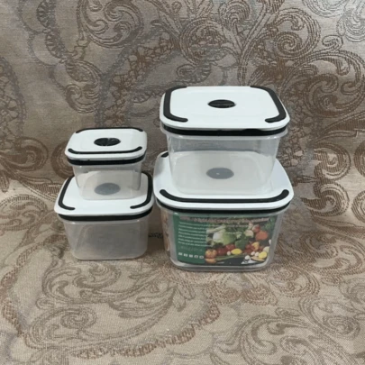 Conjunto de 4 potes plásticos quadrados, brancos e transparentes, herméticos