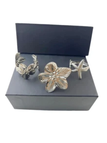 一套 3 枚海洋花朵风格开口戒指，打造时尚叠戴效果