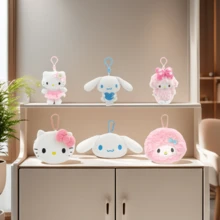 官方 Sanrio 角色毛绒饰品和零钱包系列 - 可爱的 Hello Kitty、Cinnamoroll、My Melody 和 My Sweet Piano 授权毛绒吊坠，配有耐用的金属挂钩 - 可爱的卡哇伊配饰，可用于包、钱包或背包 - 柔软的收藏毛绒玩具和钱包，适合日常使用或展示 - 彩色 - 查看 1