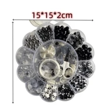 花卉图案多色 DIY 手工套件，包含各种小配件、剪刀和其他手工工具，用于制作手镯、项链和装饰性悬挂工艺品