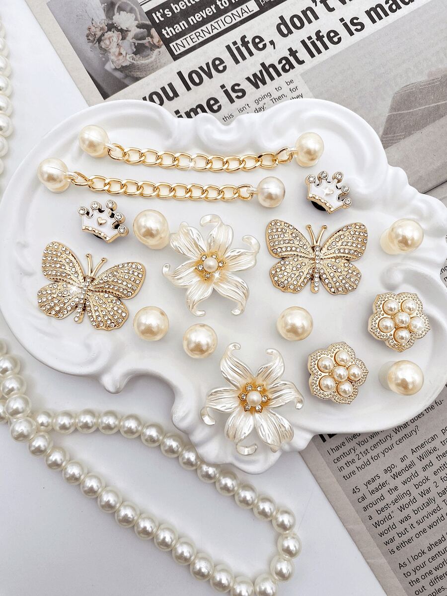 16 件可拆卸鞋饰包括 ABS 珍珠链、白色水晶皇冠、金色水晶蝴蝶、白色 ABS 珍珠花，适用于女士凉鞋、拖鞋、沙滩包等多种装饰，是节日和生日派对礼物的理想选择 - 金色 - 查看 1