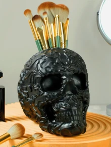 骷髅头化妆刷架兼笔筒，适用于梳妆台、书桌、办公室收纳，也可作为万圣节糖果碗或哥特式装饰品。