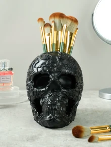 骷髅头化妆刷架兼笔筒，适用于梳妆台、书桌、办公室收纳，也可作为万圣节糖果碗或哥特式装饰品。